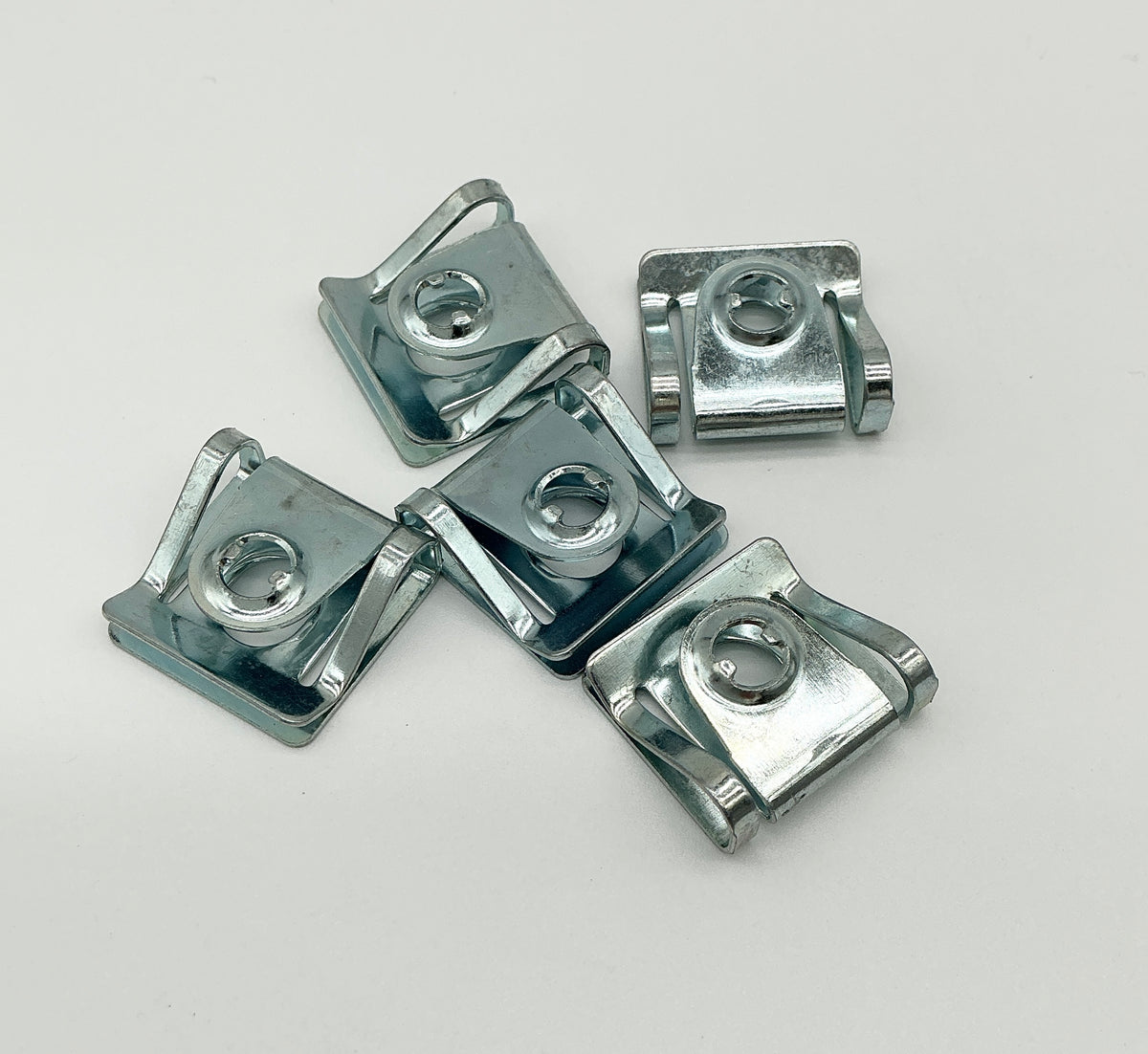 DZUS clip. The rear part of the Dzus set up