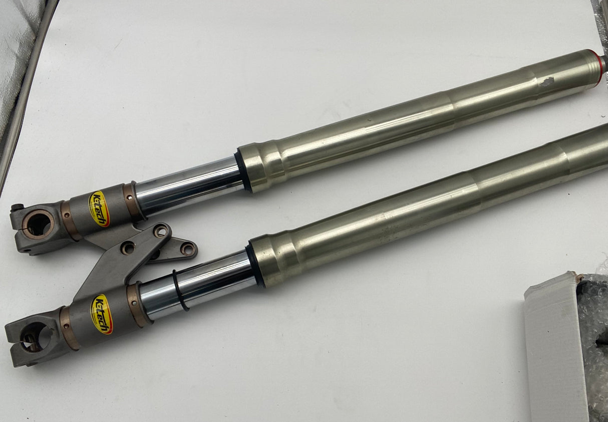 748 916 front forks Showa. Fitted with Racetech valving.