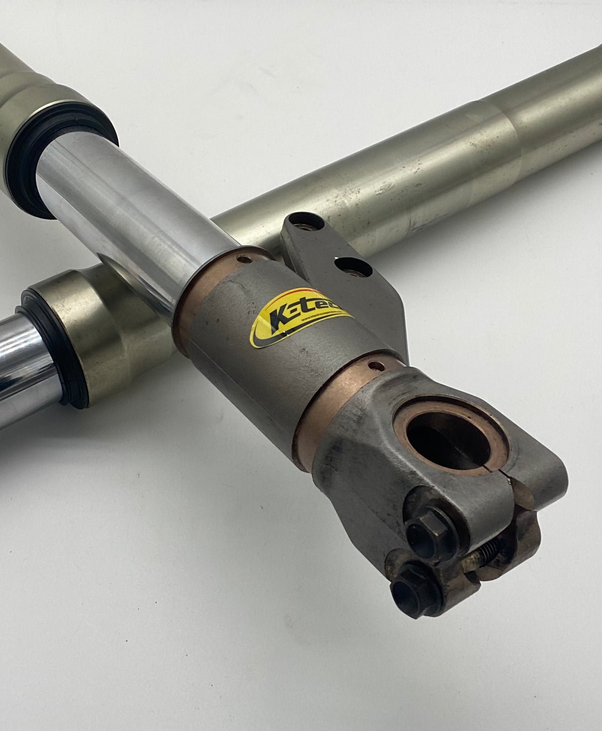 748 916 front forks Showa. Fitted with Racetech valving.