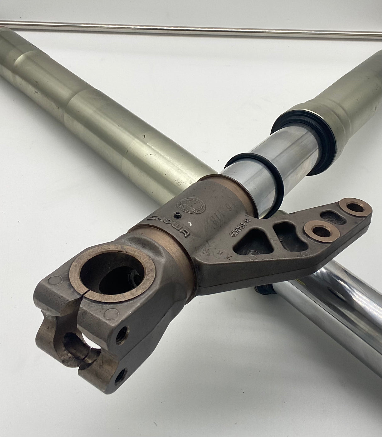 748 916 front forks Showa. Fitted with Racetech valving.