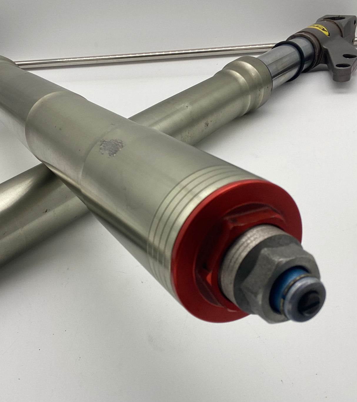 748 916 front forks Showa. Fitted with Racetech valving.