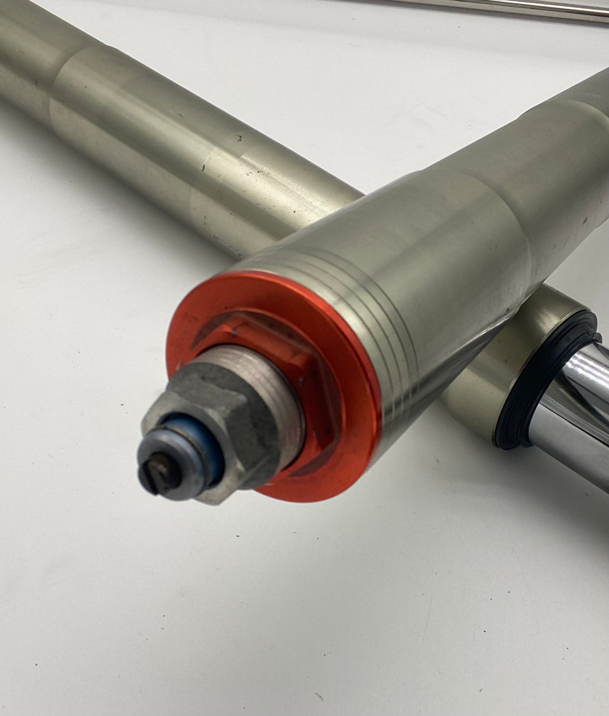 748 916 front forks Showa. Fitted with Racetech valving.