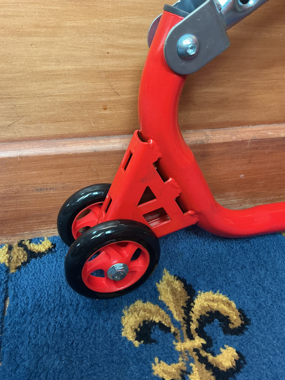 Front wheel stand. Front race stand Paddock stand. Goes under triple clamp.