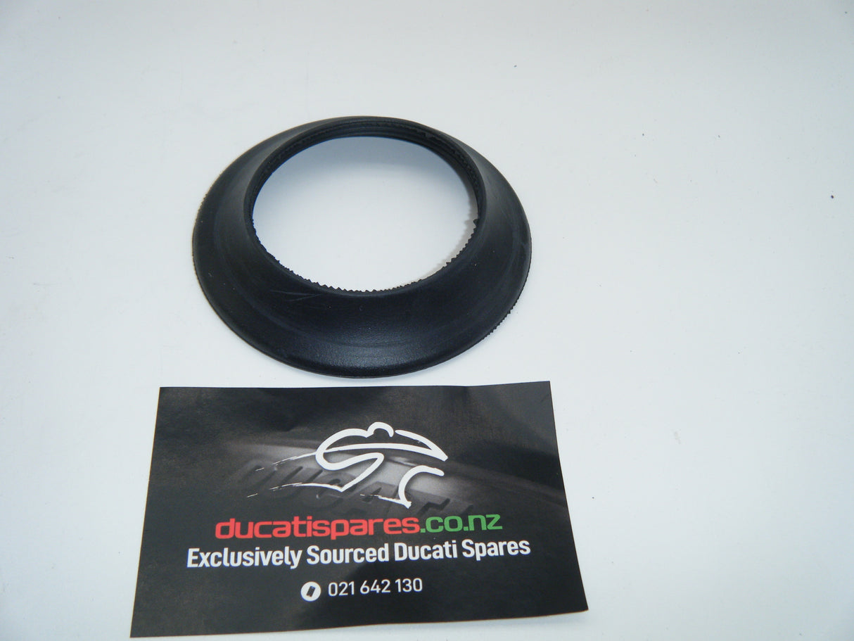 Throttle body Rubber gasket  o ring thing. Between tbs and inlet trumpets